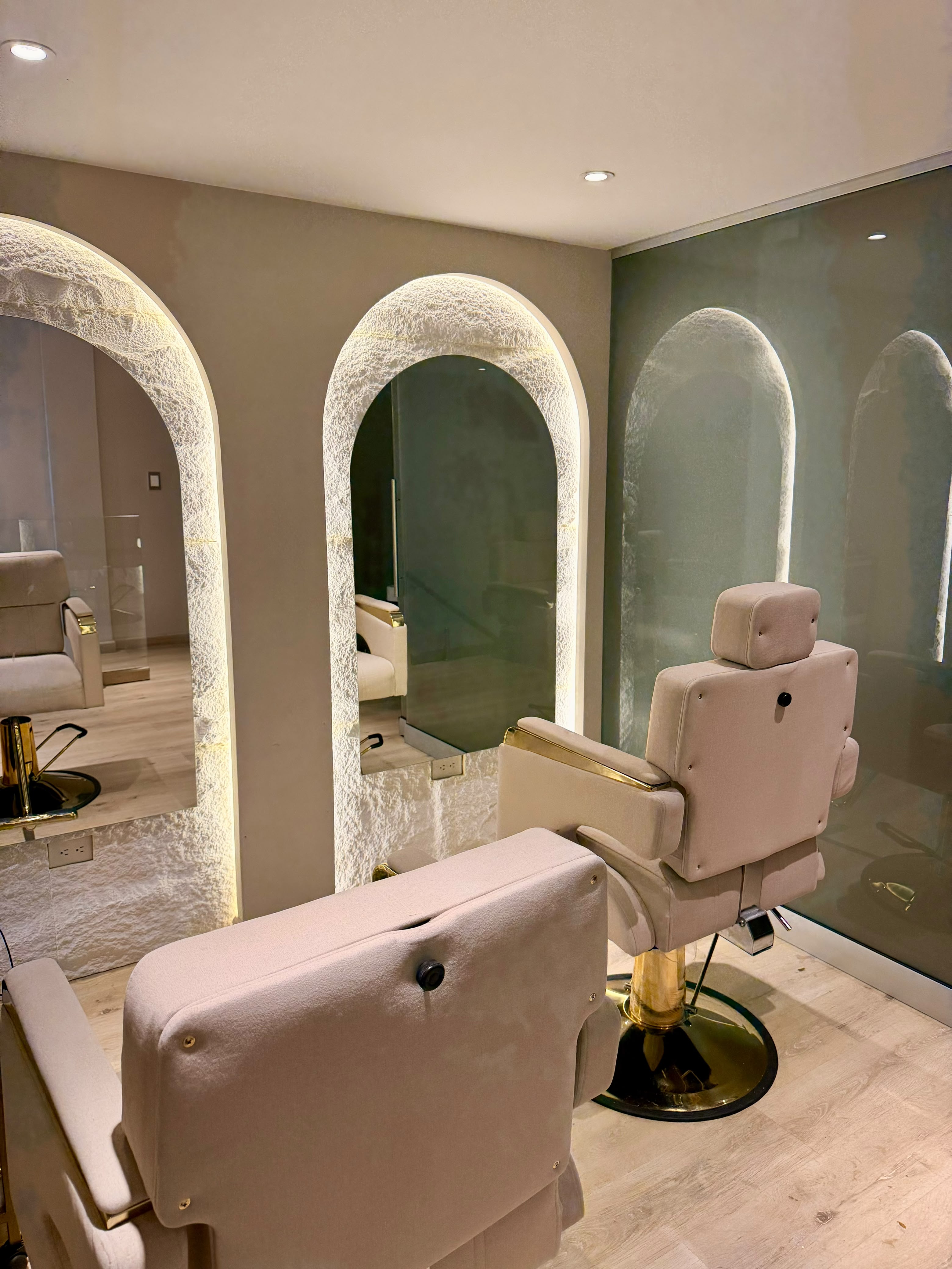 Galería de espejos iluminados y sillas de belleza en Coco Cali